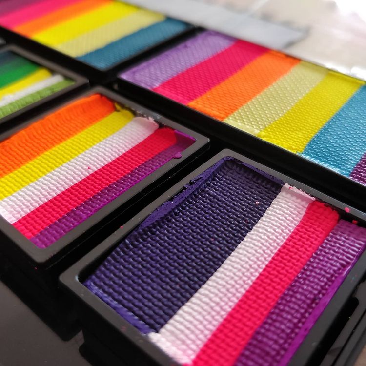 Nærbillede af split cake palette med mange regnbuefarver fra Fusion Body Art