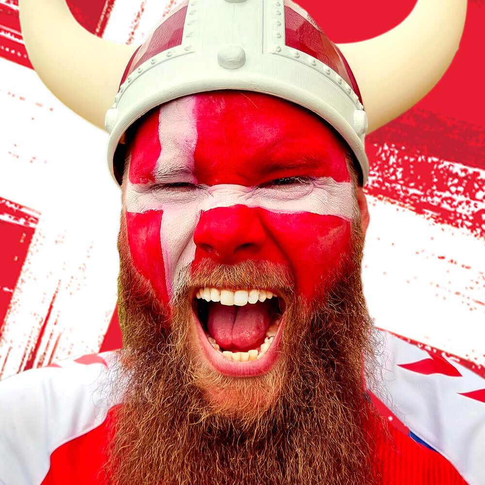 Viking malet med Dannebrog i hovedet klar til landskamp