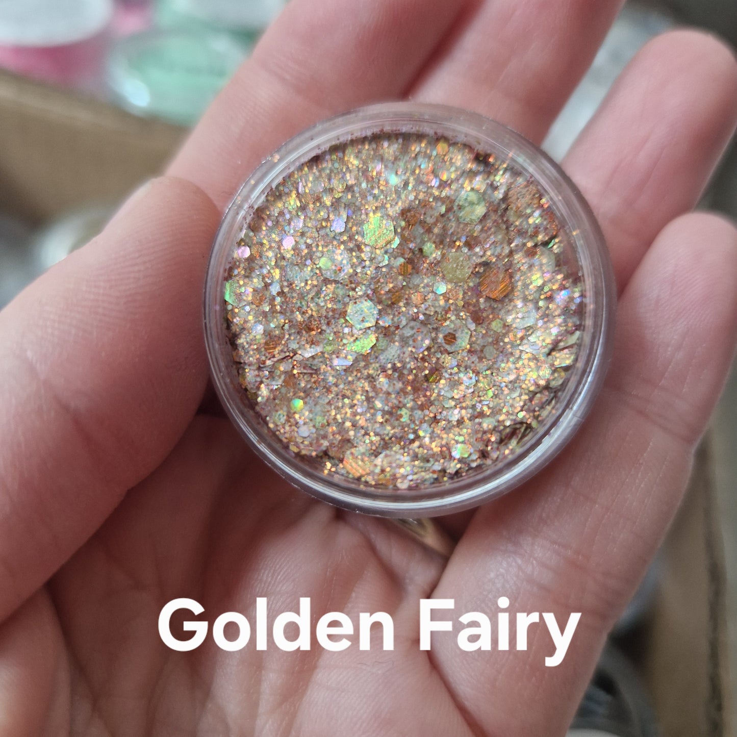 Golden Fairy Glitter Cream i hånden - guldfarvet glitter creme med holografiske sparkles fra Fusion Body Art