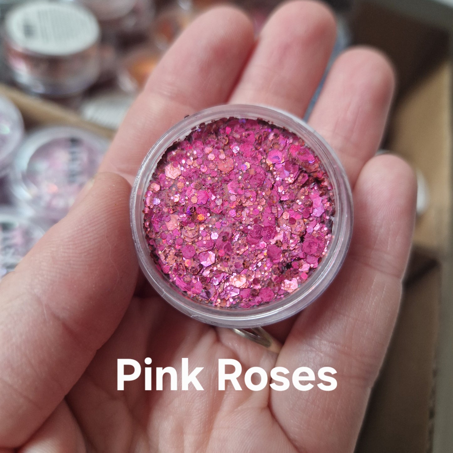 Pink Roses Glitter Cream i hånd - funkslende pink glitter makeup uden lim fra Fusion Body Art
