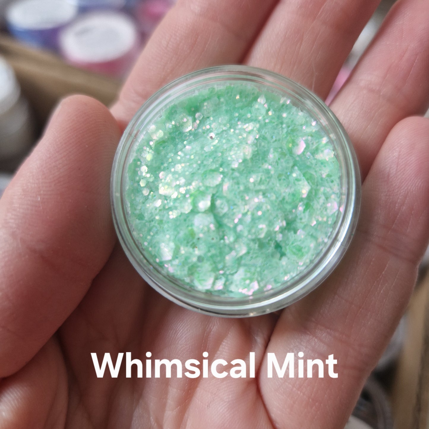 Whimsical Mint glitter cream i hånd - mintgrøn glitter creme med shimmer effekt fra Fusion Body Art