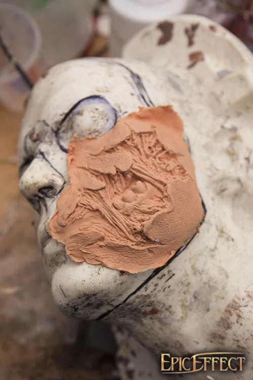 Zombie cheek uden blod eller ansigtsmaling på et modelhoved set fra siden
