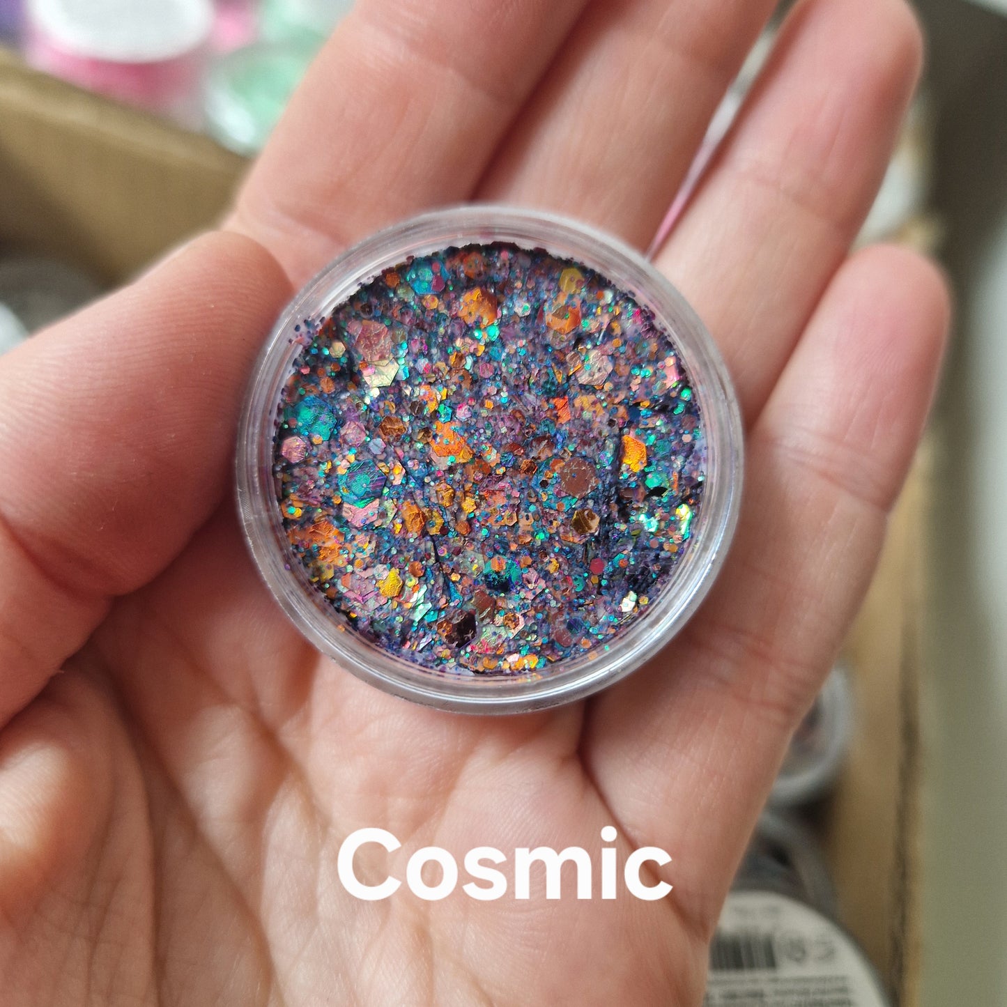 Cosmic Glitter Cream i farverig multi-glitter på hånd - sparkle og bling makeup fra Fusion Body Art