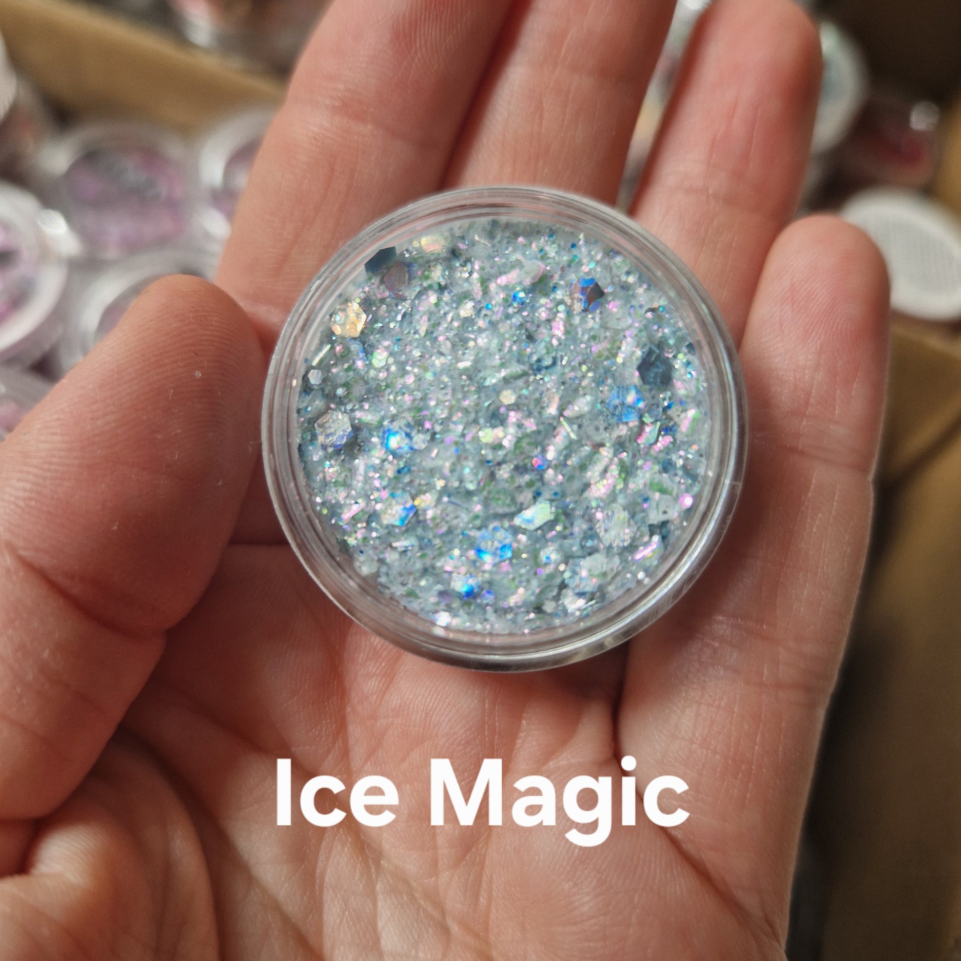 Ice Magic glitter cream i hånd - sølvgrå shimmer glitter med blå og rosa funkler til makeup og bodyart