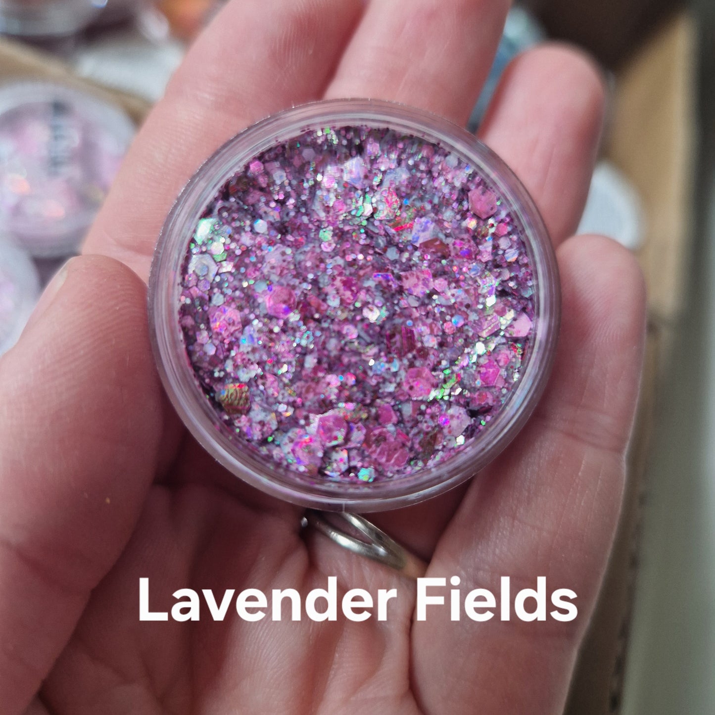 Lavender Fields Glitter Cream i lilla med holografiske glitterpartikler holdt i hånd