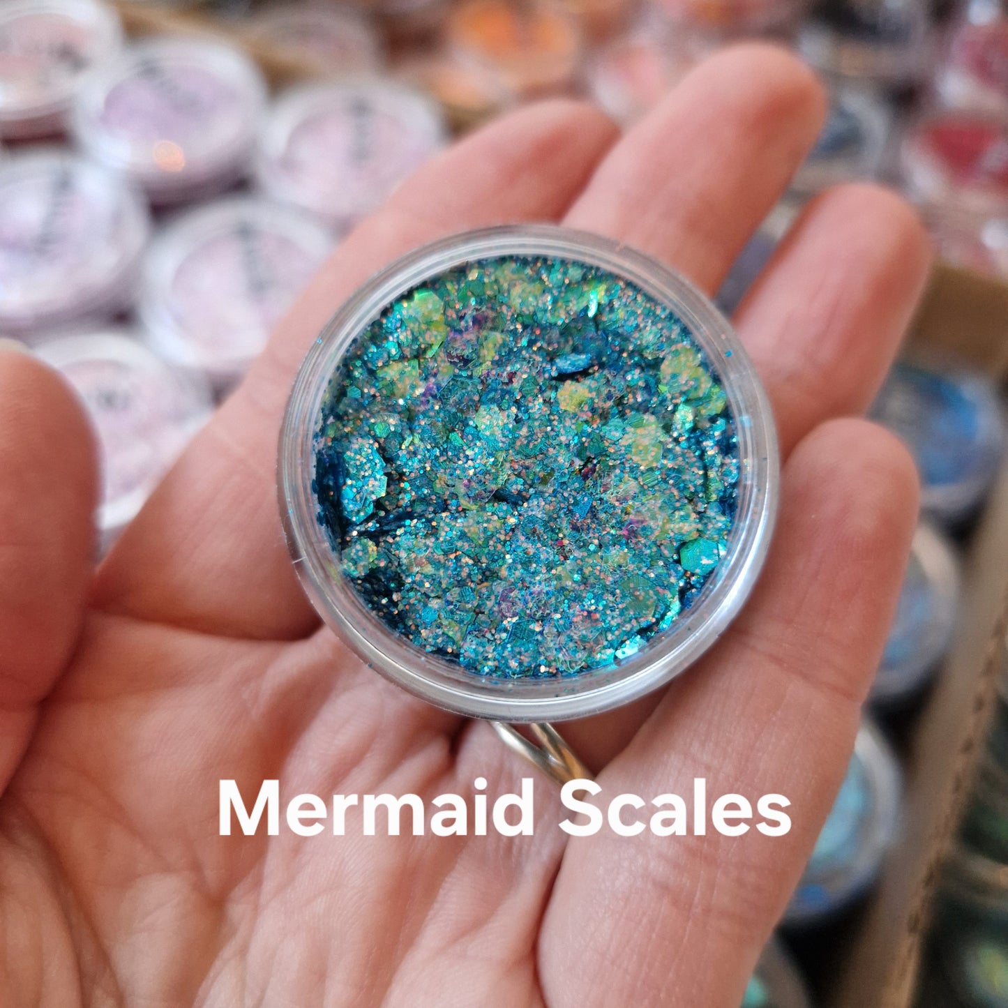 Mermaid Scales glitter cream i turkis og grøn nuance på hånd - Fusion Body Art glitter makeup