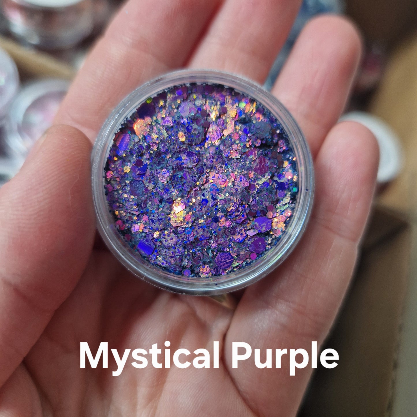 Mystical Purple Glitter Cream på hud - lilla glittercreme med metalliske farver fra Fusion Body Art