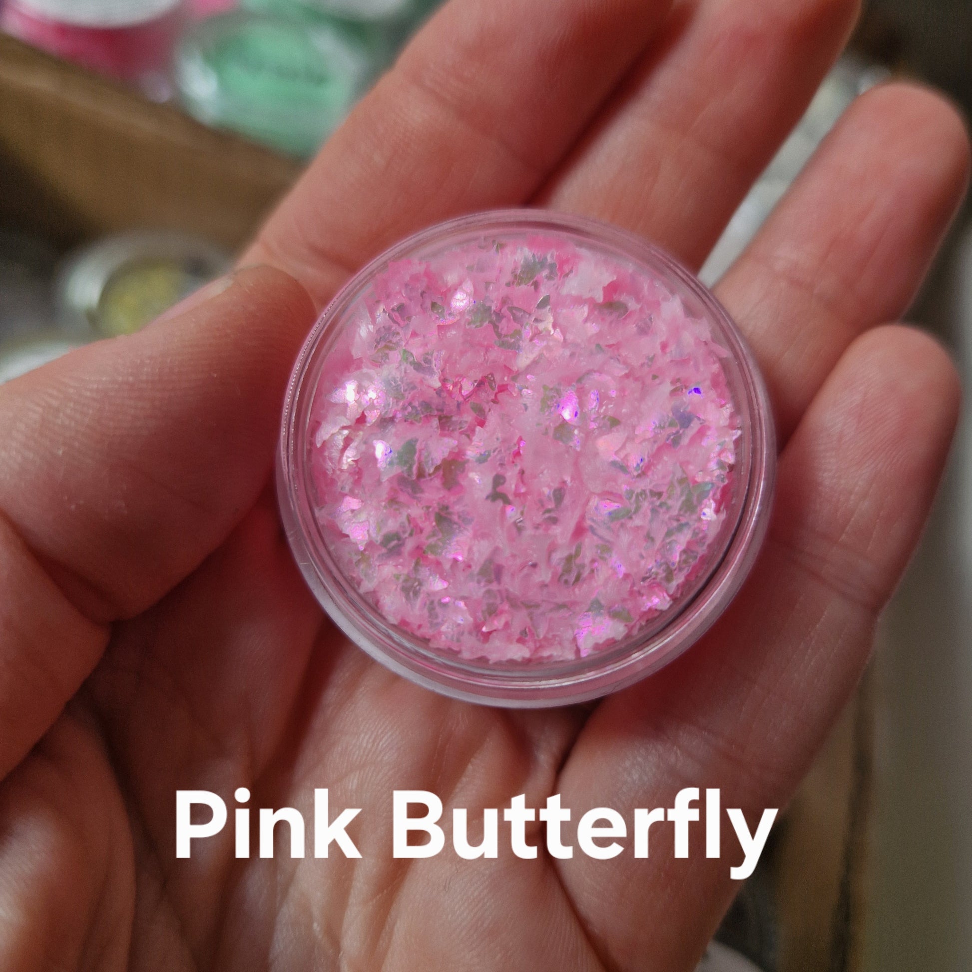 Pink Butterfly Glitter Cream - Fusion Body Art glittercreme i pink på hånd viser sparkle og skinnende finish til makeup og ansigtsmaling