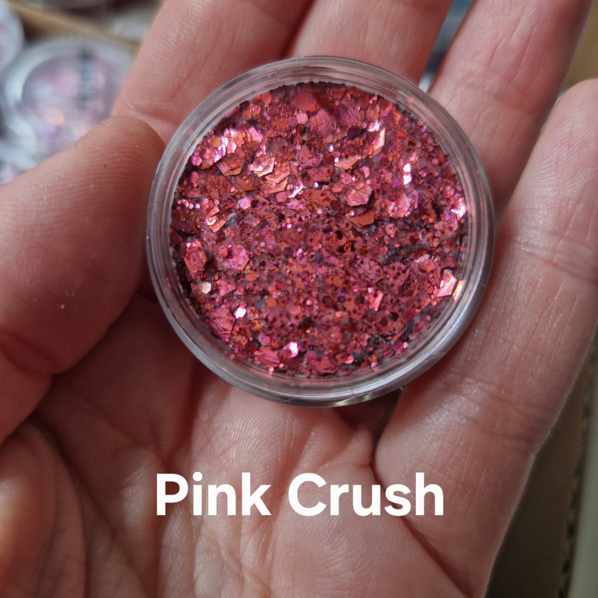Pink Crush Glitter Cream i hånd - rød rosa glitter creme fra Fusion Body Art til makeup og bodyart designs