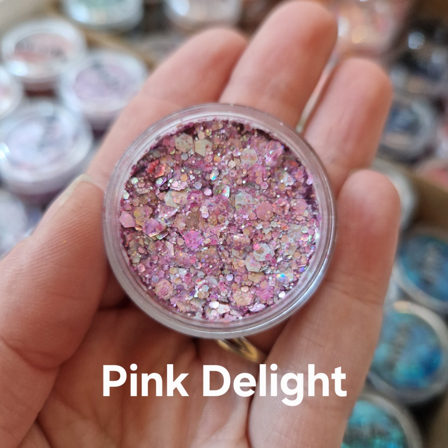 Pink Delight Glitter Cream i hånd - pink glitter creme med sparkle effekt til makeup og body art designs