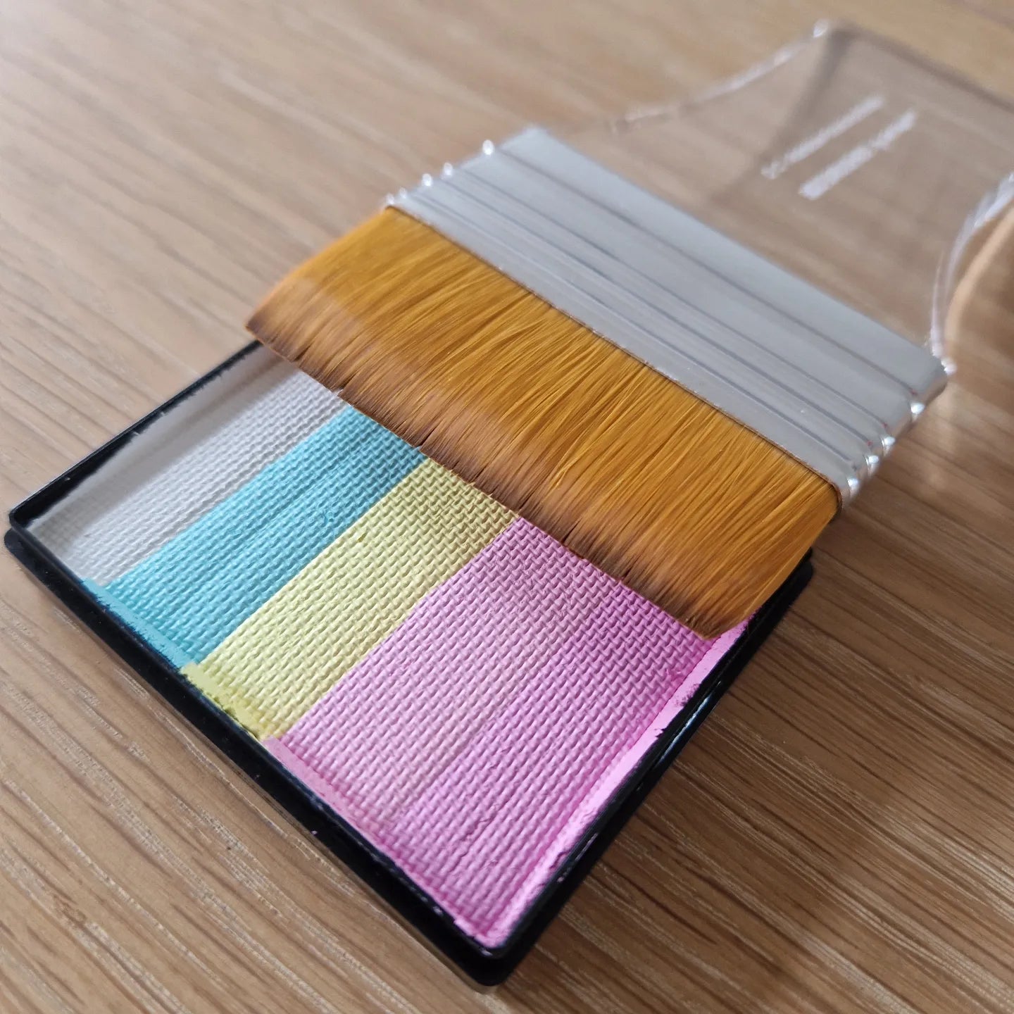 Rainbow Face and Body Brush i farver - turkis, gul, pink og guldmetallic med syntetiske børster