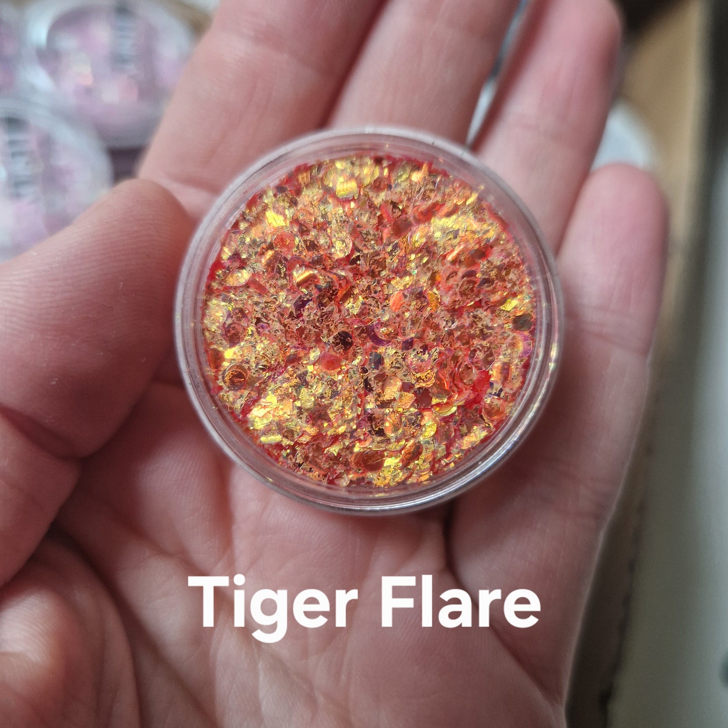 Tiger Flare glitter cream i gylden rød farve på hånd - Fusion Body Art glitter til makeup og ansigtsmaleri