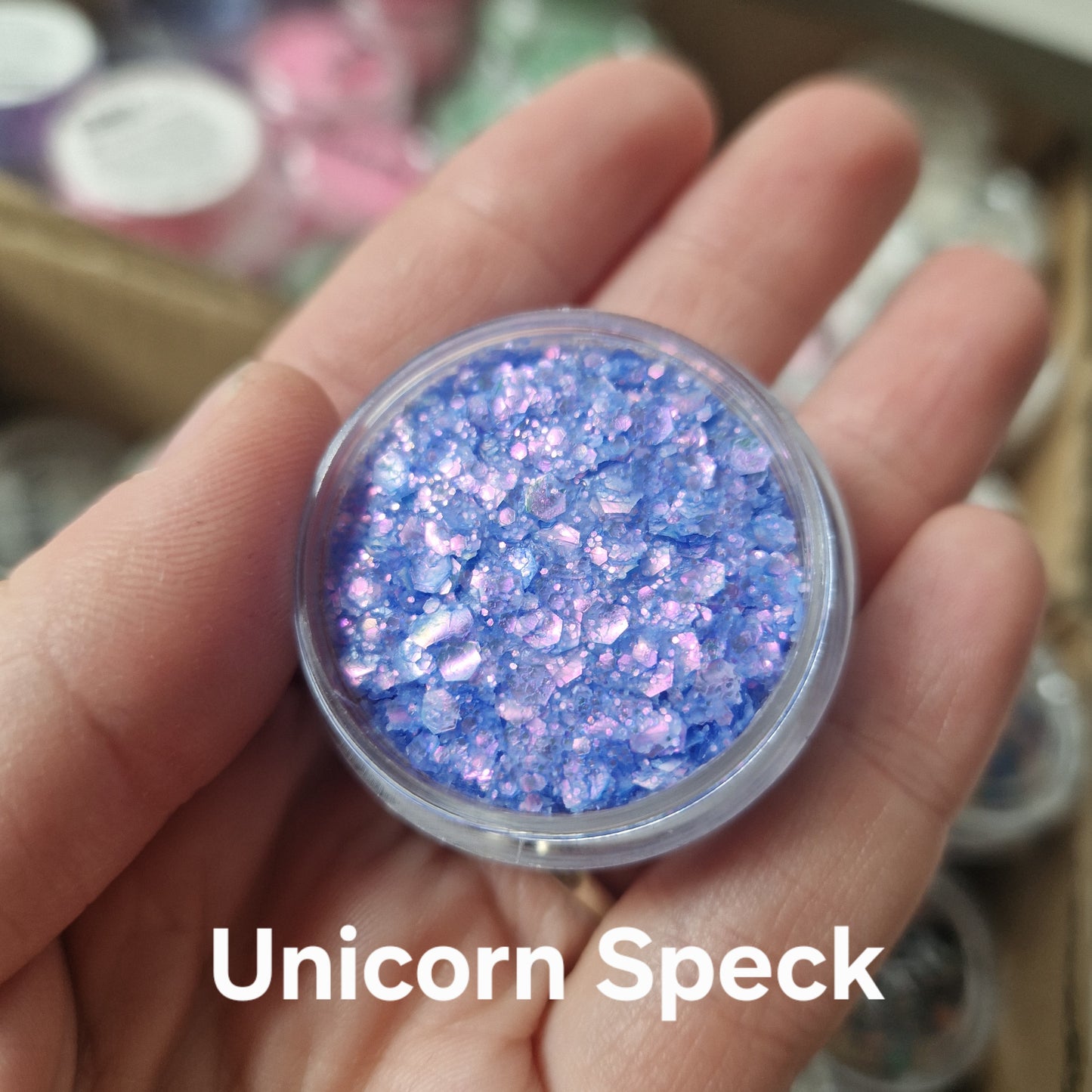 Unicorn Speck glitter cream i blåt og lilla på hånd - shimmer glitter til makeup og bodyart