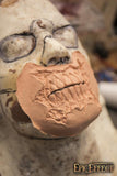 Zombie teeth uden blod eller ansigtsmaling på et modelhoved set fra siden