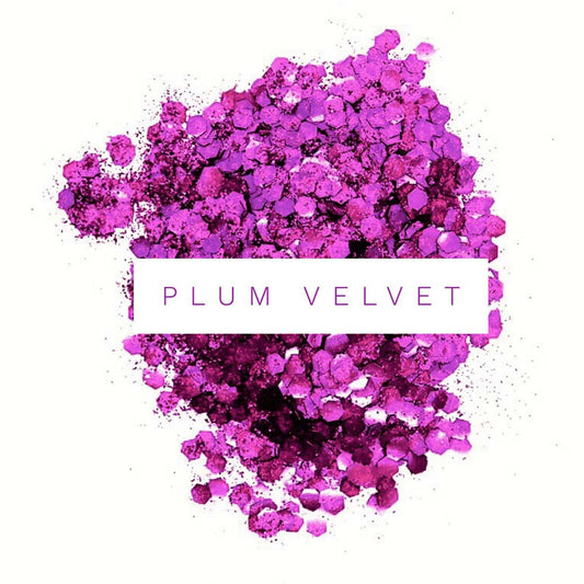 lilla og pink bionedbrydelig glimmer spredt ud på hvid baggrund med teksten plum velvet